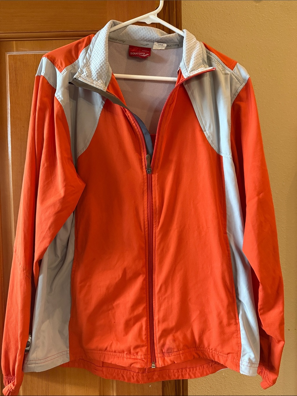 Saucony Men’s Orange and Light Gray running, reflective, zip Jacket. Medium.
